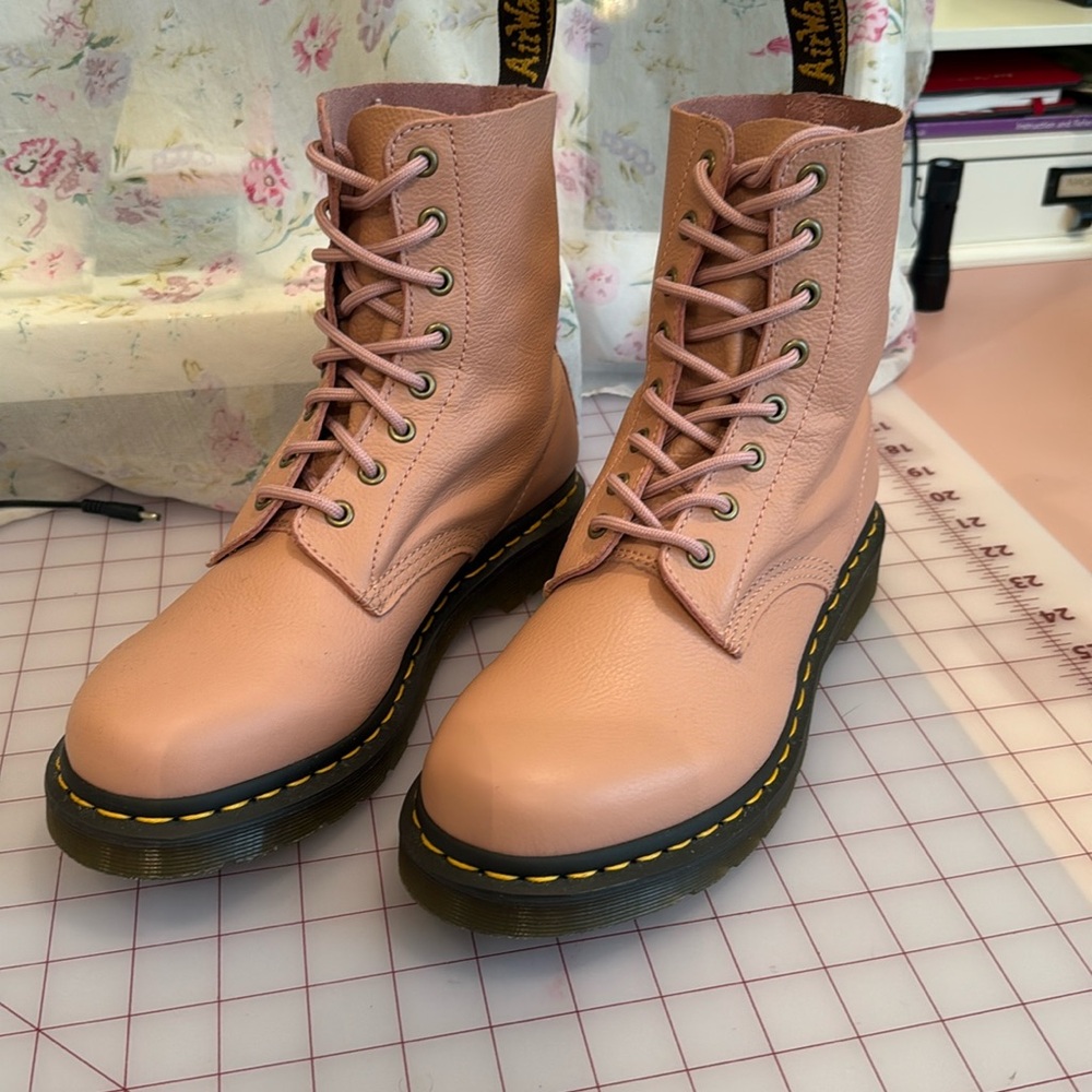Dr Marten’s 9 PINK NWOT